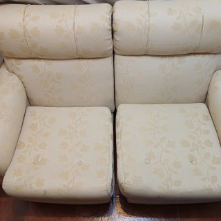 Sofá 4 plazas beige.