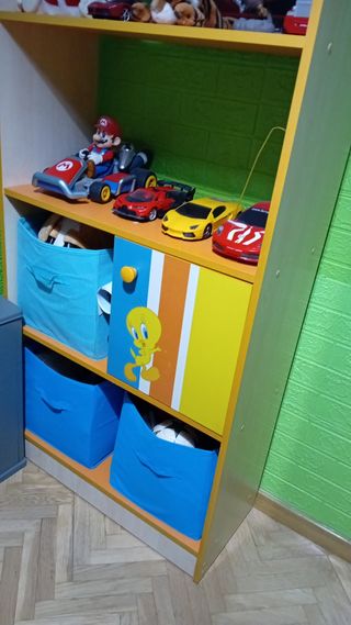 Libreria per bambini multicolore senza giocattoli