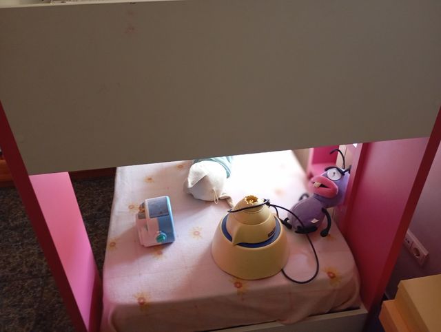 Litera infantil rosa y blanca