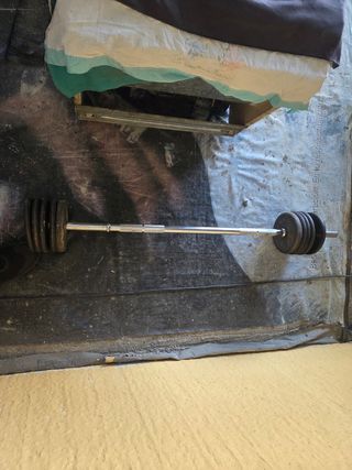 Barra con discos de pesas