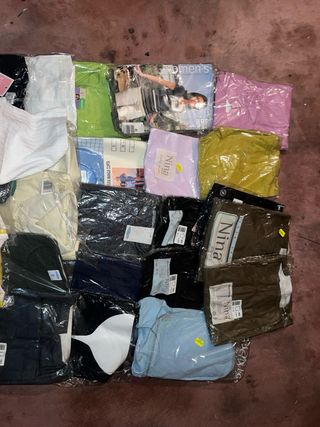 27 Camisetas- Blancas, Amarillas y de varios color