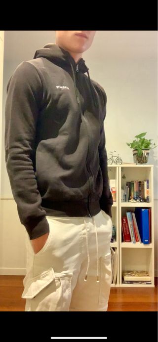 Sudadera negra con capucha