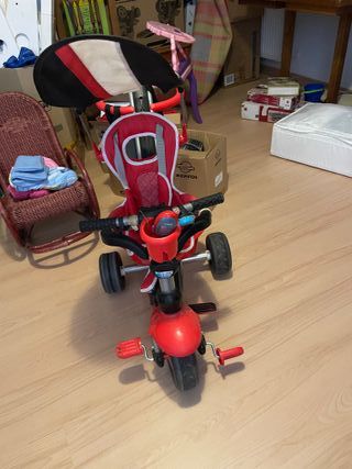 Triciclo infantil rojo totalmente nuevo con capota