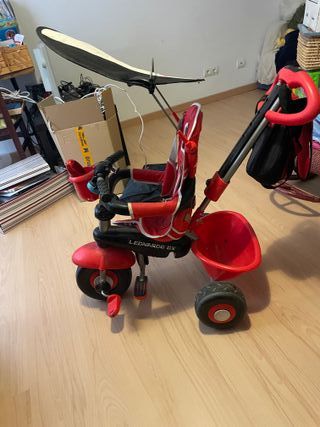 Triciclo infantil rojo totalmente nuevo con capota