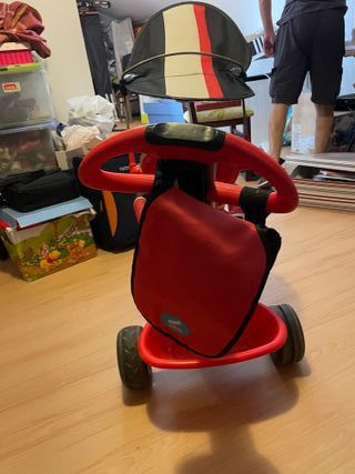 Triciclo infantil rojo totalmente nuevo con capota