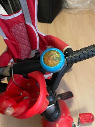 Triciclo infantil rojo totalmente nuevo con capota