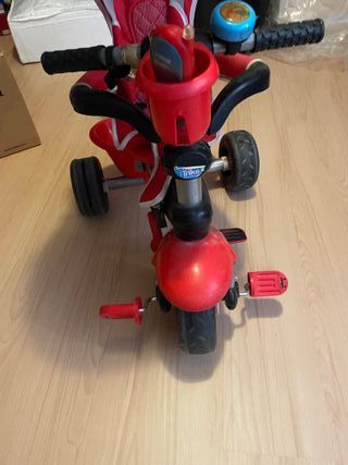 Triciclo infantil rojo totalmente nuevo con capota