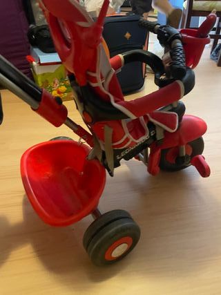 Triciclo infantil rojo totalmente nuevo con capota