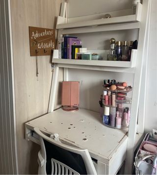 Escritorio blanco con repisas - Madera
