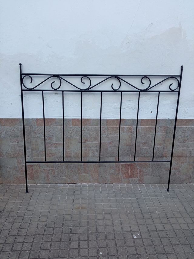 Cabecero cama metal negro.