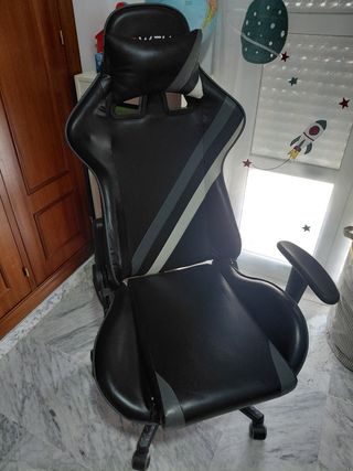 Sedia da gaming nera e grigia