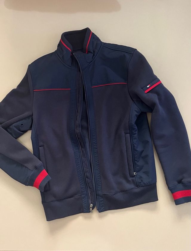 Chaqueta Tommy Hilfiger azul marino. Exclusiva