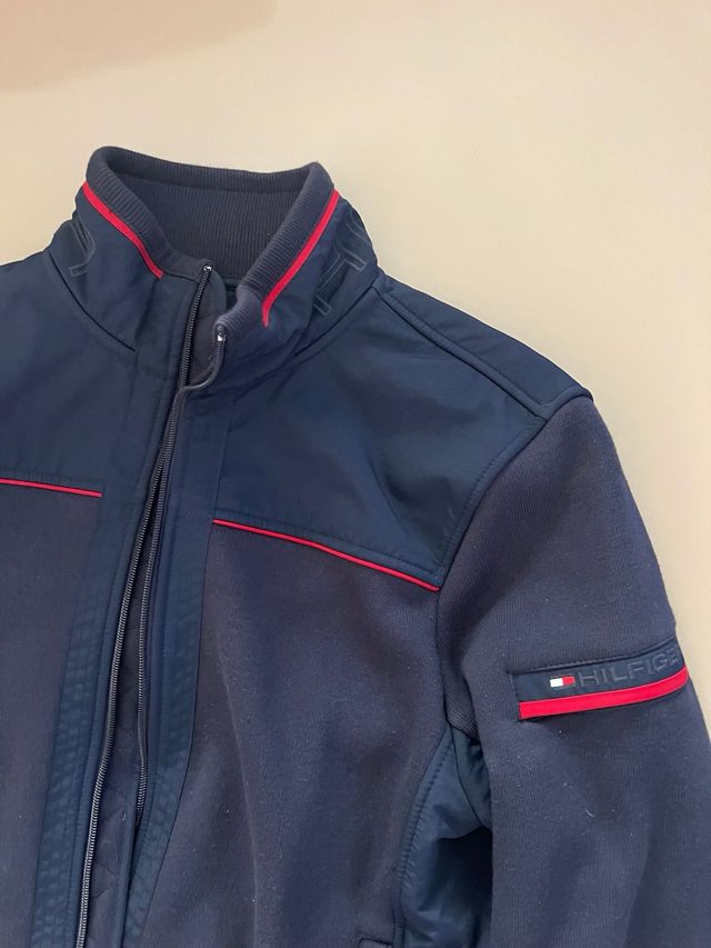 Chaqueta Tommy Hilfiger azul marino. Exclusiva