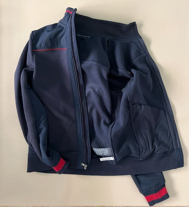 Chaqueta Tommy Hilfiger azul marino. Exclusiva