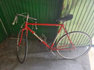 Bicicleta carretera vintage roja