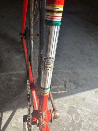 Bicicleta carretera vintage roja