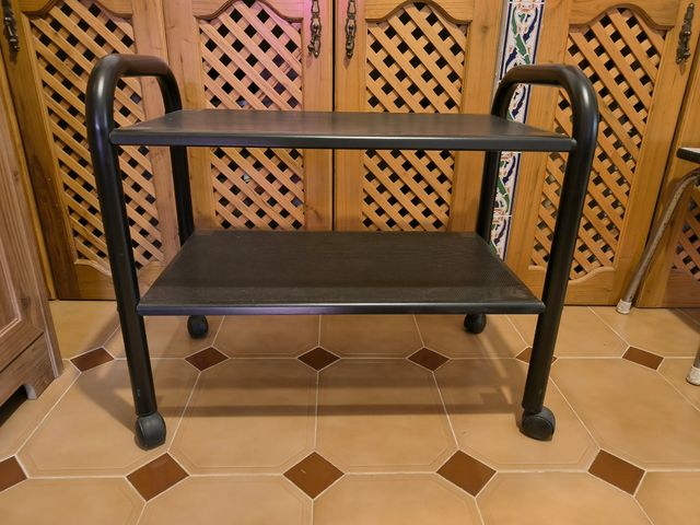 Mesita negra metalica con ruedas