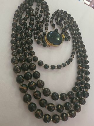 Collar vintage negro y dorado
