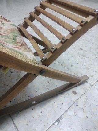 Reposapiés de madera con tapicería floral