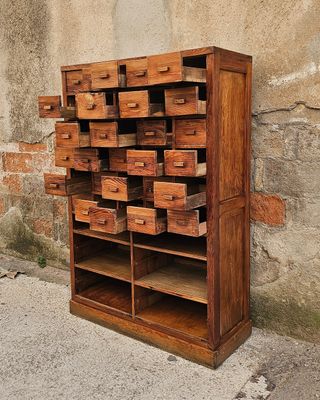 Mobili antichi a cassetti in legno