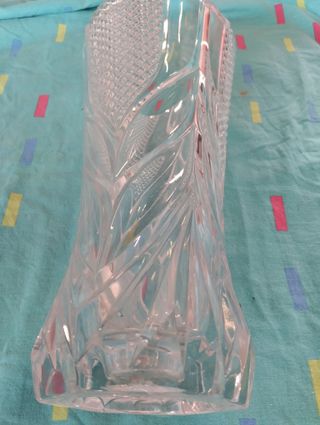 Vaso in vetro con incisioni decorative