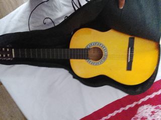 Guitarra clásica amarilla
