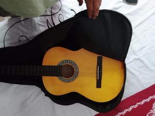 Guitarra clásica amarilla