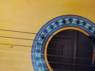 Guitarra clásica amarilla