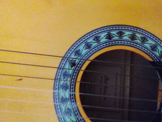 Guitarra clásica amarilla