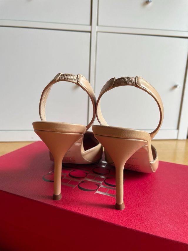 Salones Carolina Herrera Beige Talla 37