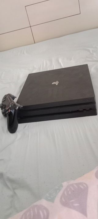 PS4 Pro (PlayStation 4) negra