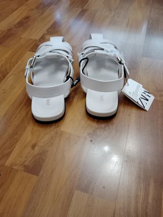 Sandalias Zara blancas piel
