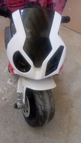 Moto eléctrica infantil BMW