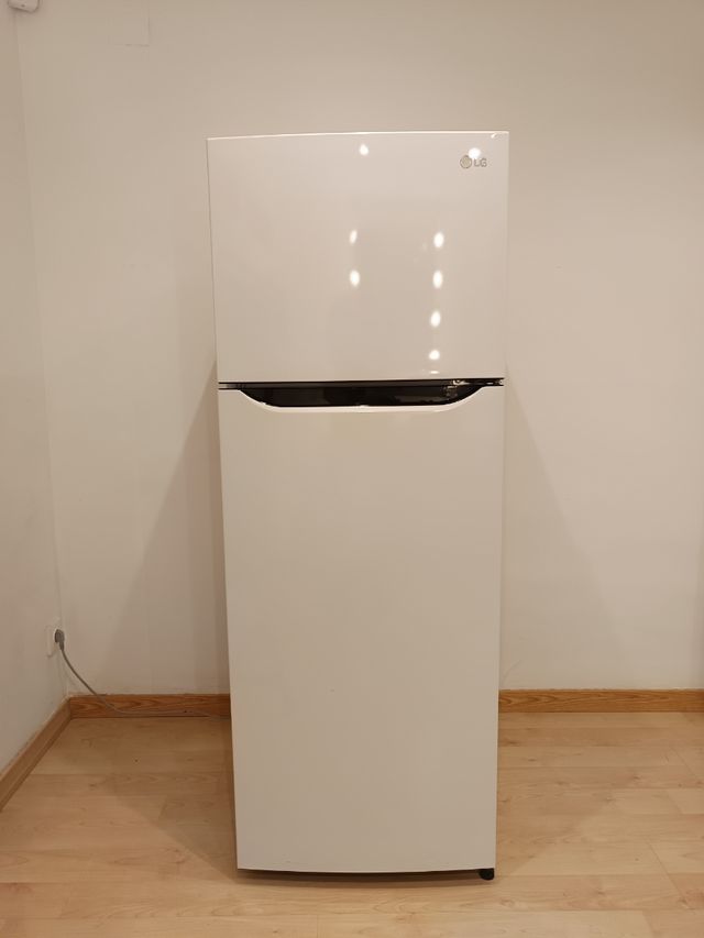 Nevera LG blanca - casi nueva