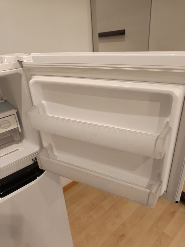 Nevera LG blanca - casi nueva