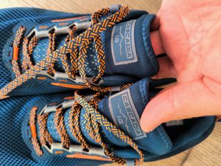 Zapatillas Brooks cascadia 14- Azul y Naranja