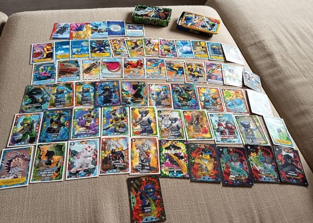 Ninjago: 59 cartas + 2 latas