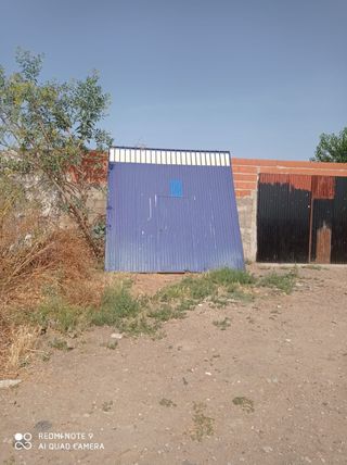 Puerta metálica azul