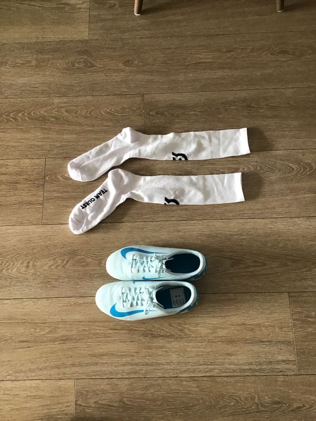 Zapatos fútbol Nike Jr. talla 38.5 + calcetines