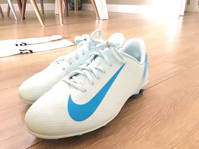 Zapatos fútbol Nike Jr. talla 38.5 + calcetines