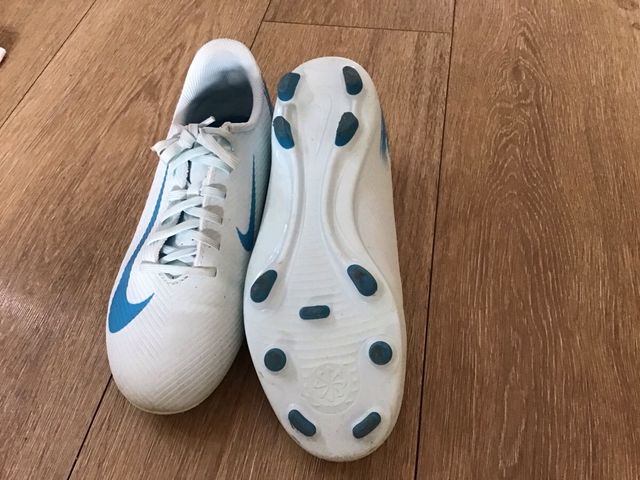 Zapatos fútbol Nike Jr. talla 38.5 + calcetines