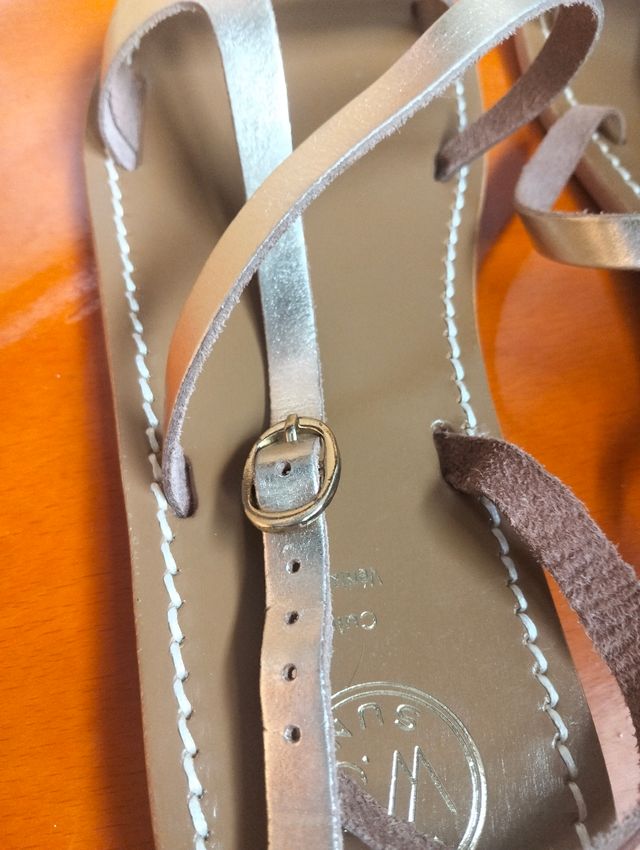 Sandalias planas doradas