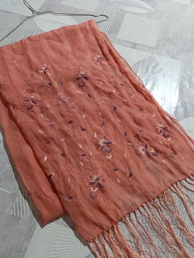 Fular anaranjado bordado