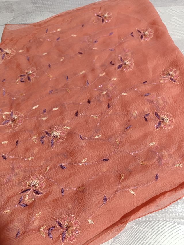 Fular anaranjado bordado