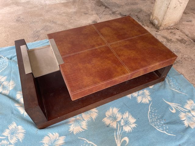 Mesa de centro con acabados en cuero y acero.