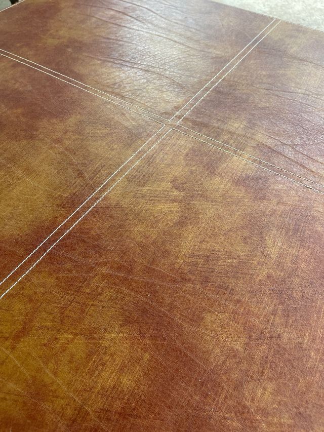 Mesa de centro con acabados en cuero y acero.