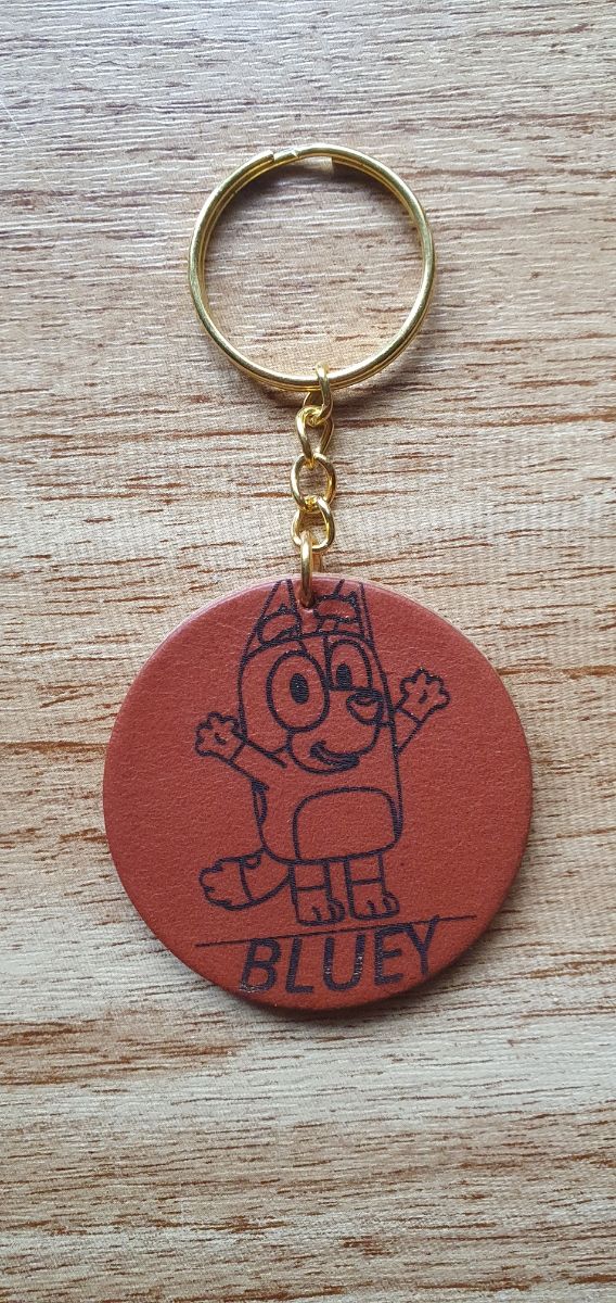 Llavero Bluey y Doraimon de cuero grabados a laser