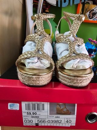 Sandalias cuña La Strada doradas