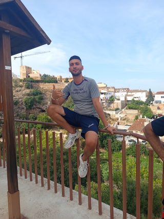 Hola, me llamo Imad. Vivo en Valencia, Alzira. Bus