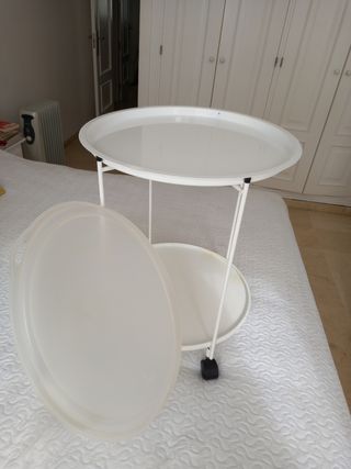 Mesa auxiliar blanca con ruedas.